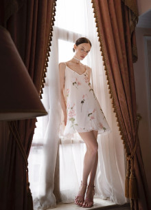 Платье летящего силуэта на тонких бретелях из шелка в длине мини фото 1232624