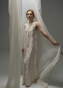 Платье макси из шелка с вертикальными рюшами фото 788