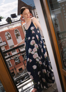 Платье летящего силуэта на тонких бретелях из шелка в длине макси фото 1232613